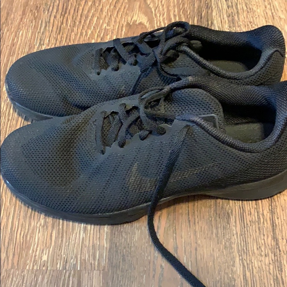 black nike sneakers (size 7.5)